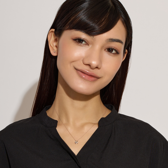 ブランド ララクリスティー ジュエリーを着用する女性