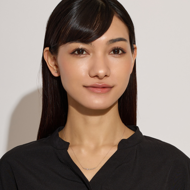 ブランド ララクリスティー ジュエリーを着用する女性