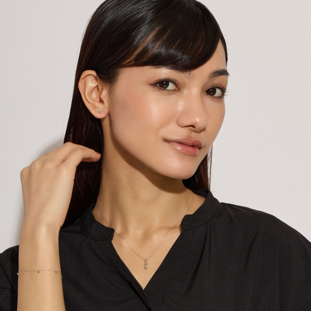 ブランド ララクリスティー ジュエリーを着用する女性