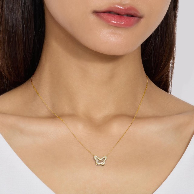 ブランド ララクリスティー ジュエリーを着用する女性