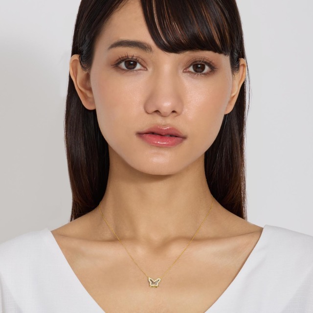 ブランド ララクリスティー ジュエリーを着用する女性