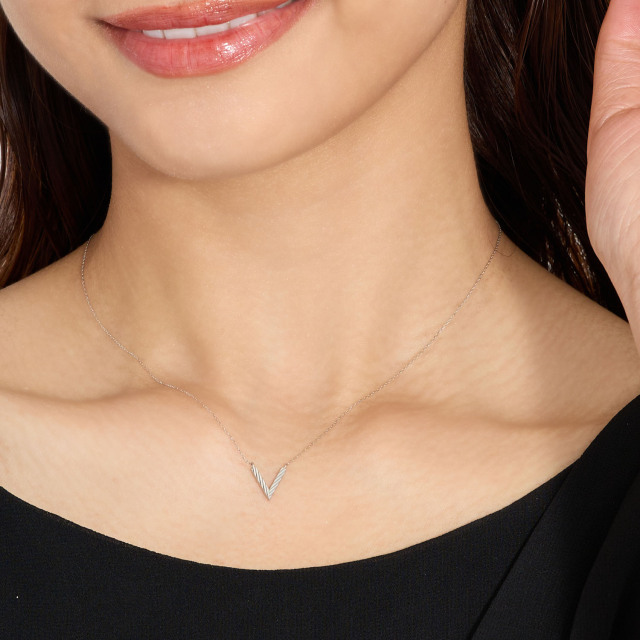 ブランド ララクリスティー ジュエリーを着用する女性