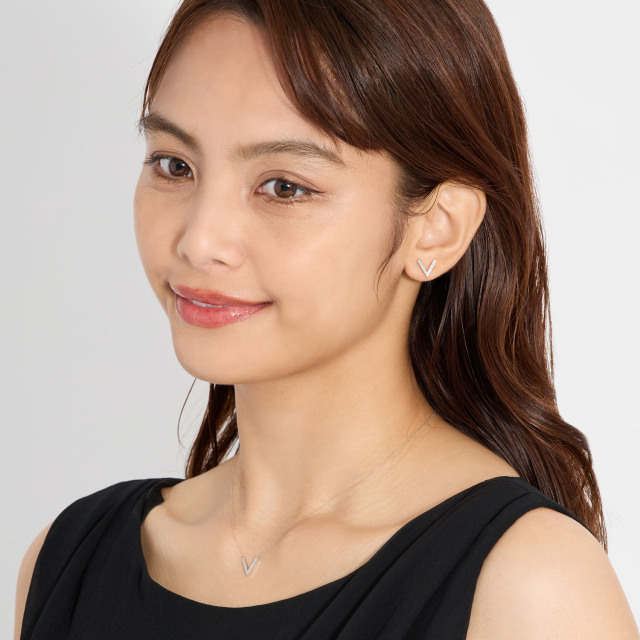 ブランド ララクリスティー ジュエリーを着用する女性