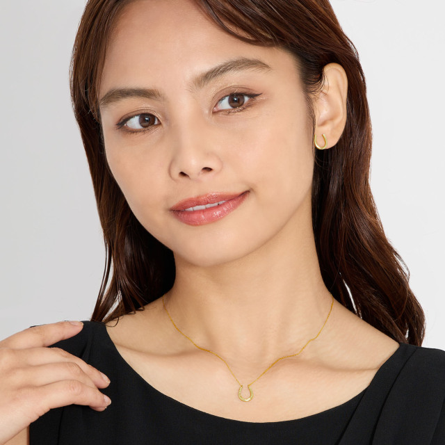 ブランド ララクリスティー ジュエリーを着用する女性