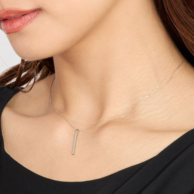 ブランド ララクリスティー ジュエリーを着用する女性