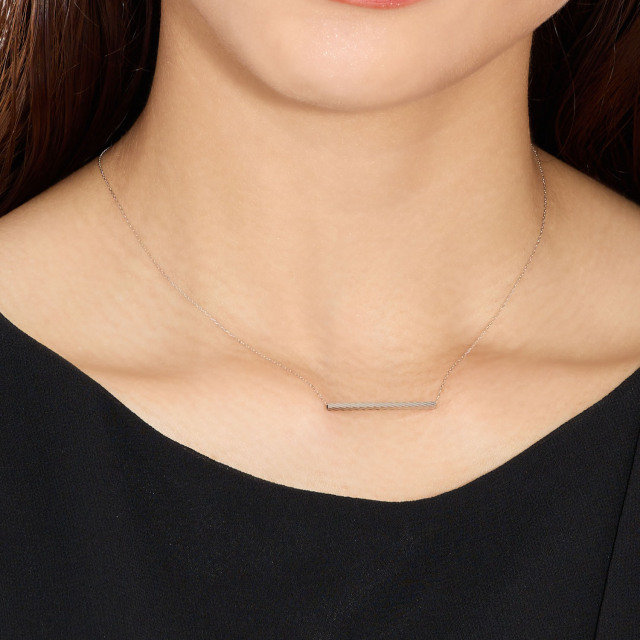 ブランド ララクリスティー ジュエリーを着用する女性