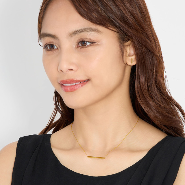 ブランド ララクリスティー ジュエリーを着用する女性