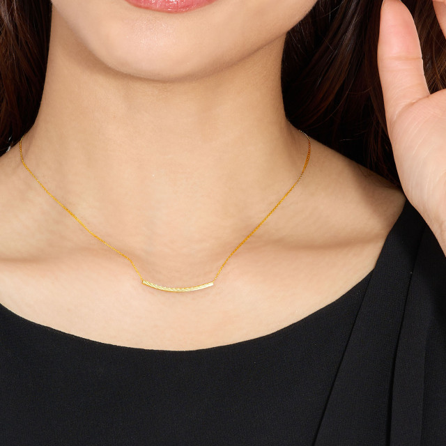 ブランド ララクリスティー ジュエリーを着用する女性