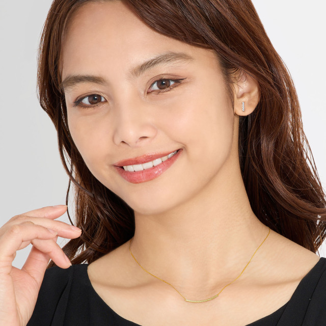 ブランド ララクリスティー ジュエリーを着用する女性