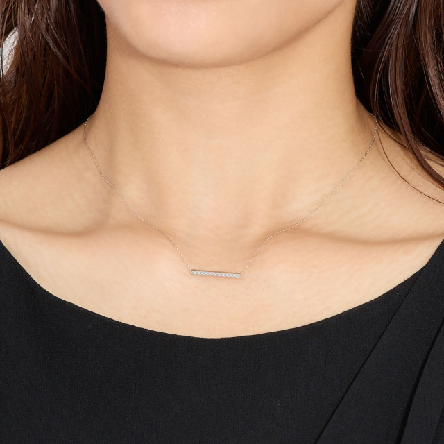 ブランド ララクリスティー ジュエリーを着用する女性