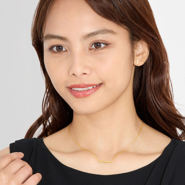ブランド ララクリスティー ジュエリーを着用する女性