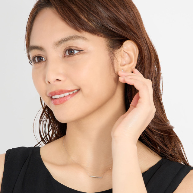 ブランド ララクリスティー ジュエリーを着用する女性