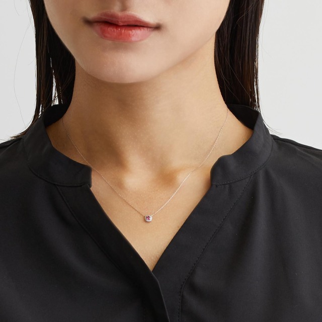 ブランド ララクリスティー ジュエリーを着用する女性