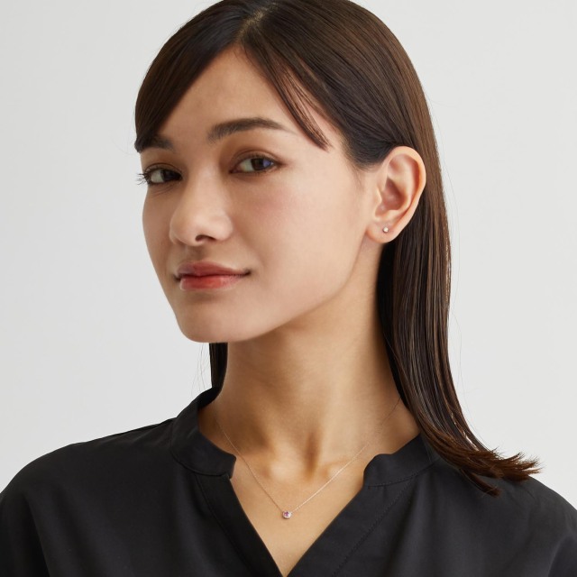 ブランド ララクリスティー ジュエリーを着用する女性