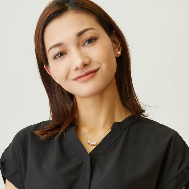 ブランド ララクリスティー ジュエリーを着用する女性