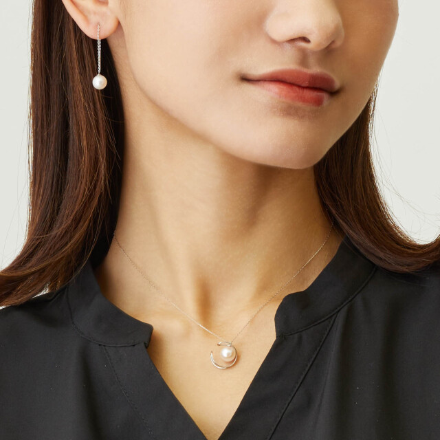 ブランド ララクリスティー ジュエリーを着用する女性