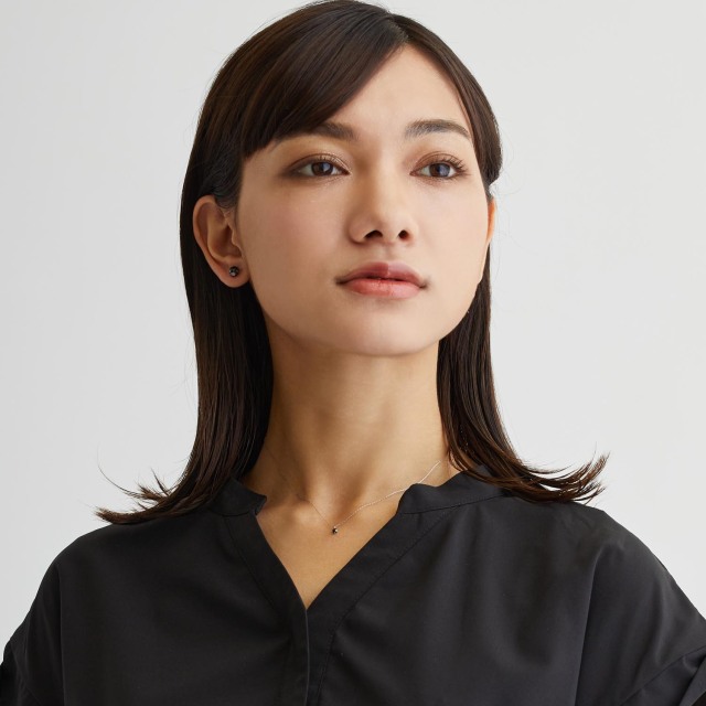 ブランド ララクリスティー ジュエリーを着用する女性