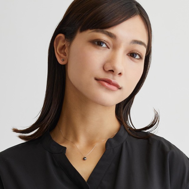 ブランド ララクリスティー ジュエリーを着用する女性