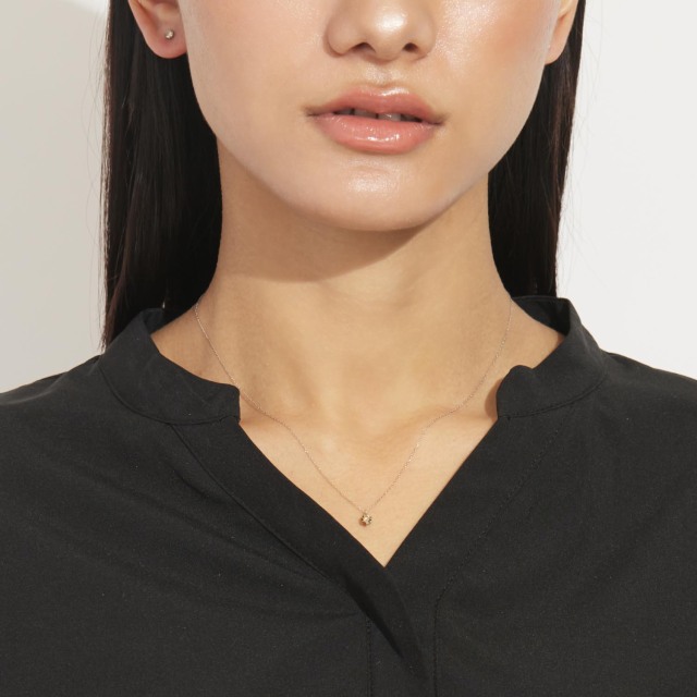 ブランド ララクリスティー ジュエリーを着用する女性