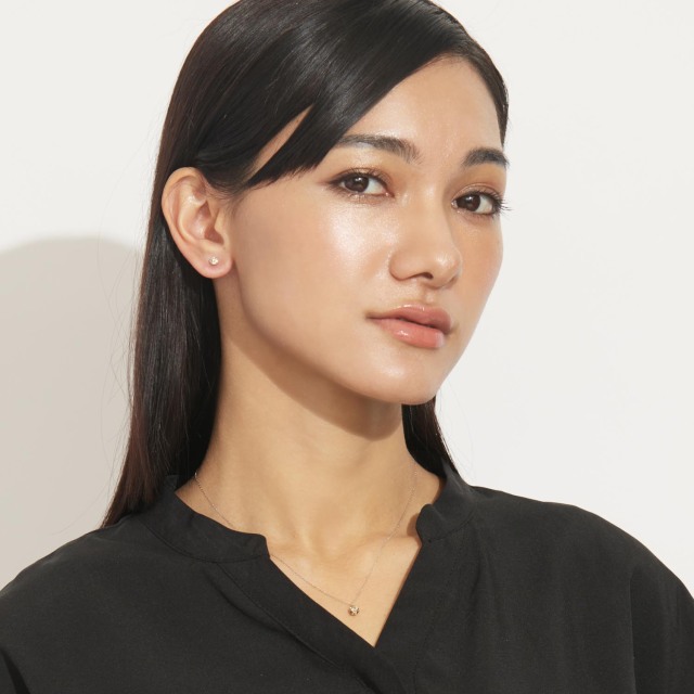 ブランド ララクリスティー ジュエリーを着用する女性