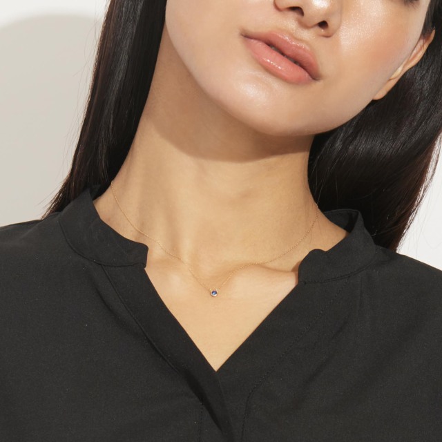 ブランド ララクリスティー ジュエリーを着用する女性