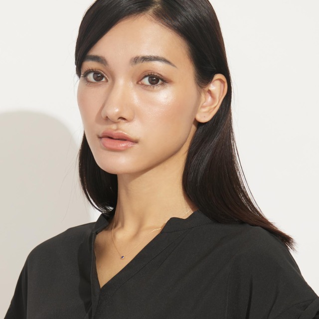 ブランド ララクリスティー ジュエリーを着用する女性