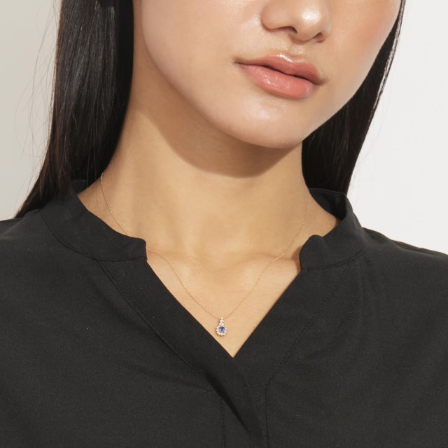 ブランド ララクリスティー ジュエリーを着用する女性