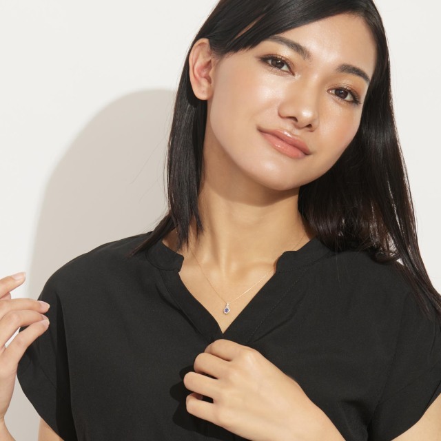 ブランド ララクリスティー ジュエリーを着用する女性