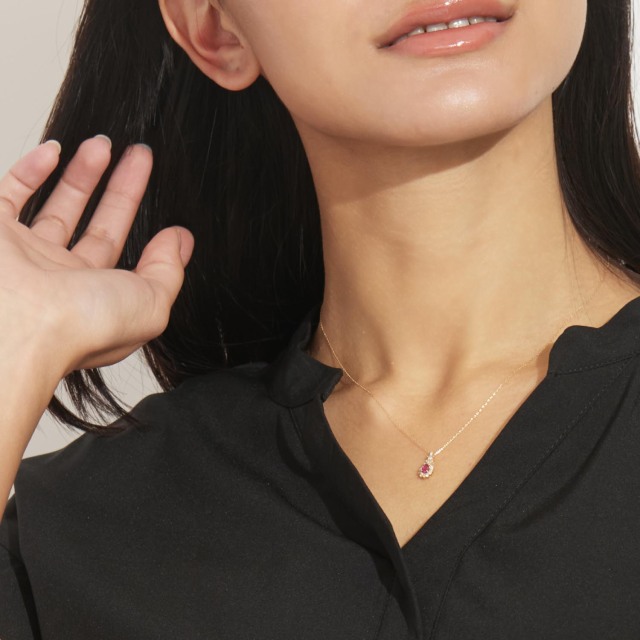 ブランド ララクリスティー ジュエリーを着用する女性