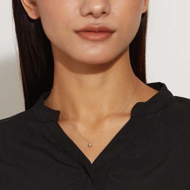 ブランド ララクリスティー ジュエリーを着用する女性