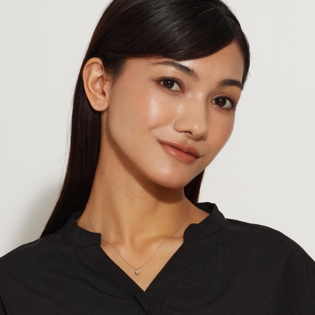 ブランド ララクリスティー ジュエリーを着用する女性