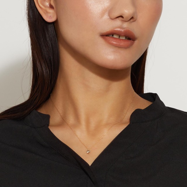 ブランド ララクリスティー ジュエリーを着用する女性