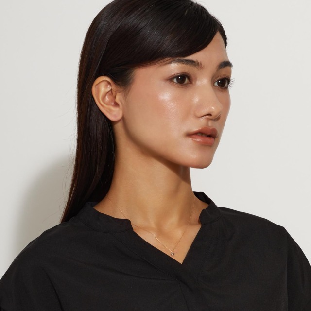 ブランド ララクリスティー ジュエリーを着用する女性