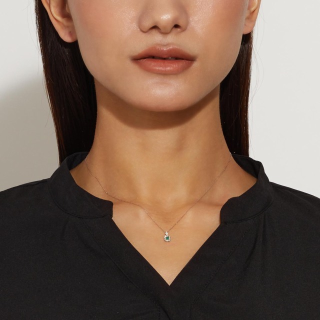 ブランド ララクリスティー ジュエリーを着用する女性