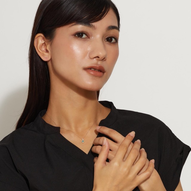 ブランド ララクリスティー ジュエリーを着用する女性