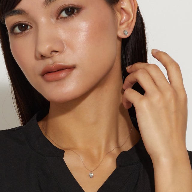 ブランド ララクリスティー ジュエリーを着用する女性