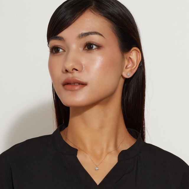 ブランド ララクリスティー ジュエリーを着用する女性