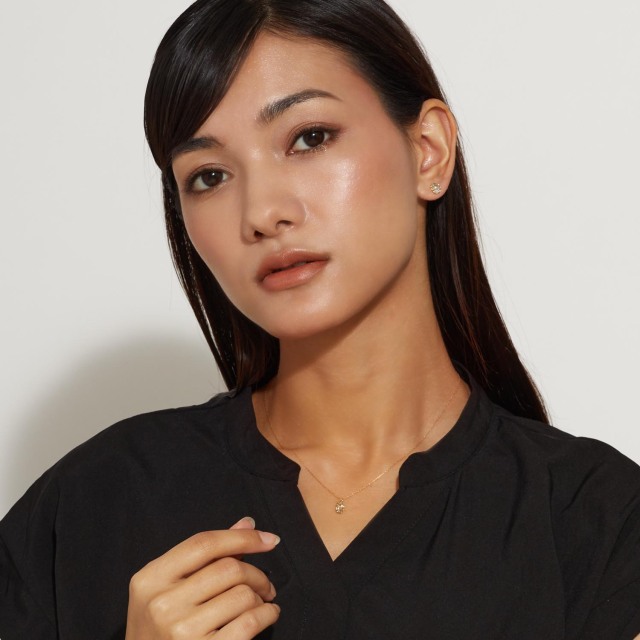 ブランド ララクリスティー ジュエリーを着用する女性