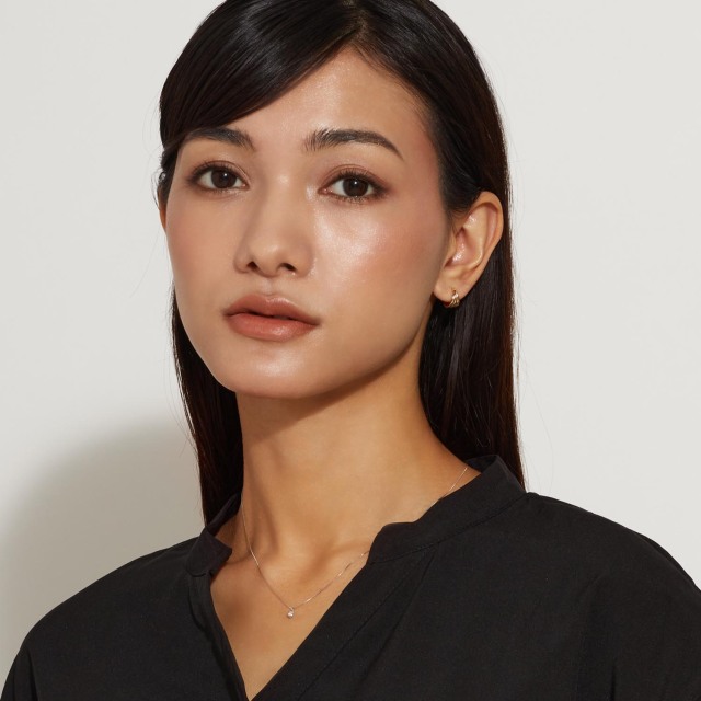 ブランド ララクリスティー ジュエリーを着用する女性