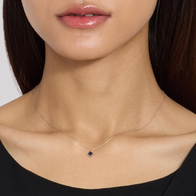 ブランド ララクリスティー ジュエリーを着用する女性