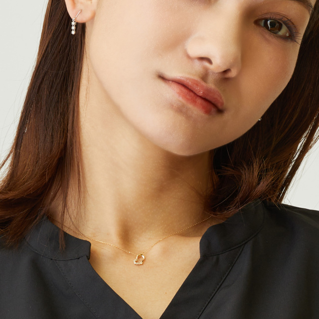 ブランド ララクリスティー ジュエリーを着用する女性