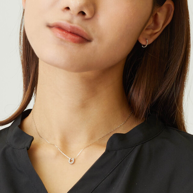 ブランド ララクリスティー ジュエリーを着用する女性