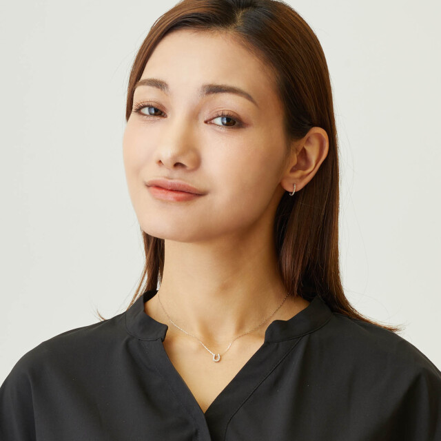 ブランド ララクリスティー ジュエリーを着用する女性