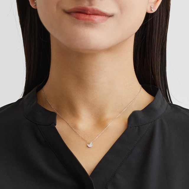 ブランド ララクリスティー ジュエリーを着用する女性