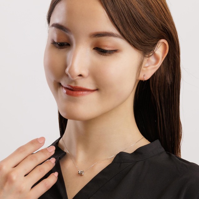 ララクリスティー ジュエリーを着用する女性