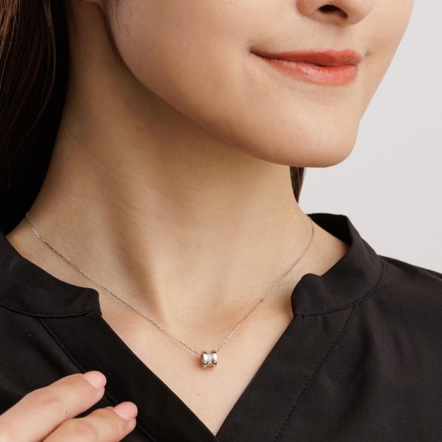 ララクリスティー ジュエリーを着用する女性