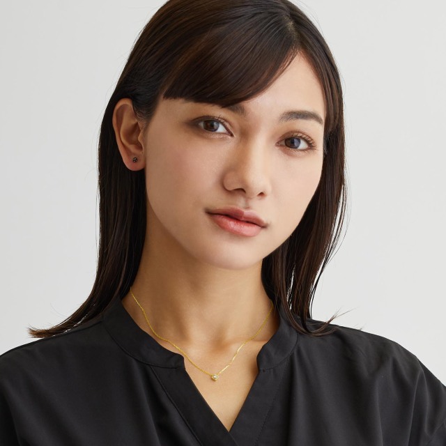 ブランド ララクリスティー ジュエリーを着用する女性