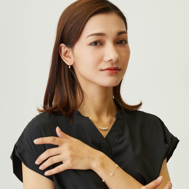 ブランド ララクリスティー ジュエリーを着用する女性