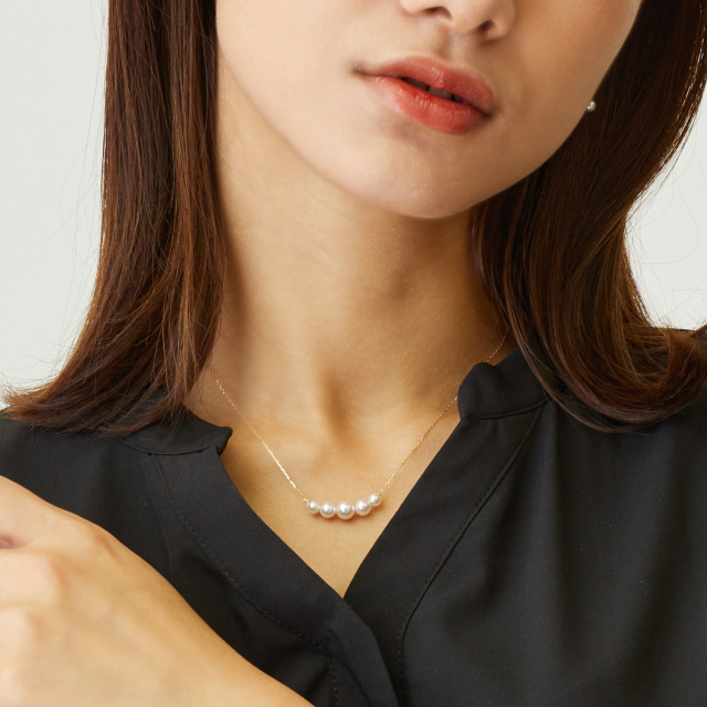 ブランド ララクリスティー ジュエリーを着用する女性