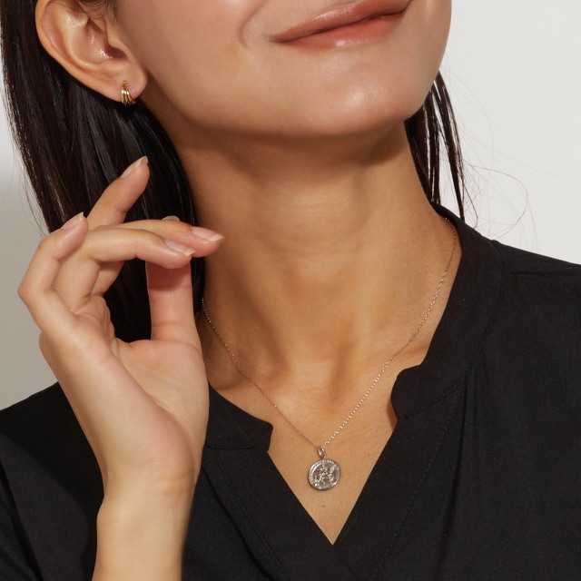 ブランド ララクリスティー ジュエリーを着用する女性